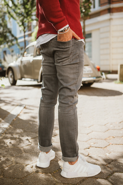 angesagte replay jeans im schnitt anbass in grau. perfekt für street looks und business outfits.