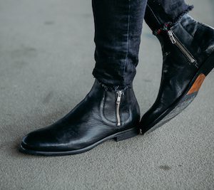 Stylische schwarze chelsea boots herren von hudson. perfekt für herren looks.